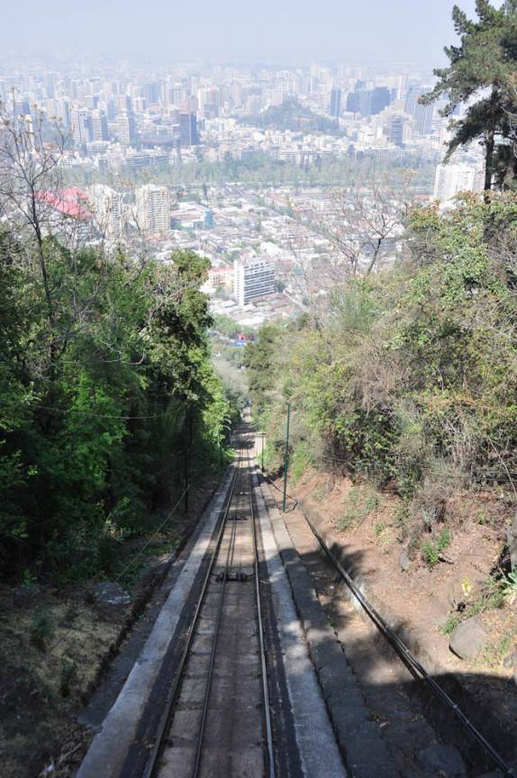Subindo de funicular o Cerro San Cristobal, em Santiago, capital do Chile
